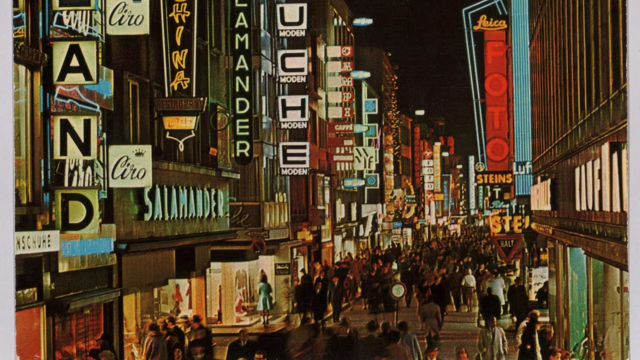 【来自投稿】上世纪冷战时期灯红酒绿的西方城市：图1-3是六七十年代夜晚的洛杉矶图