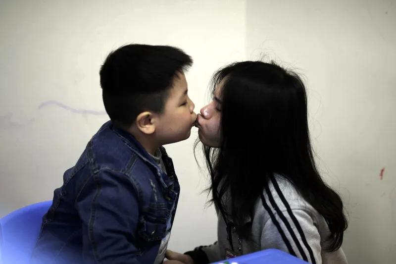 各位宝妈,有被孩子感动的瞬间吗? 孩子带来的感动瞬间太多啦！
我得病时，三岁的儿