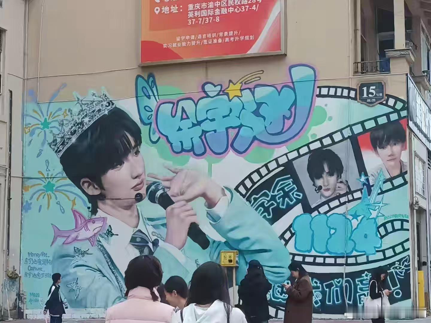#余宇涵翻跳Girlsneverdie# 余宇涵在舞台上大方舞动，他的舞蹈如同他