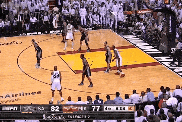 “嚯！这詹姆斯一碰就倒啊！” 