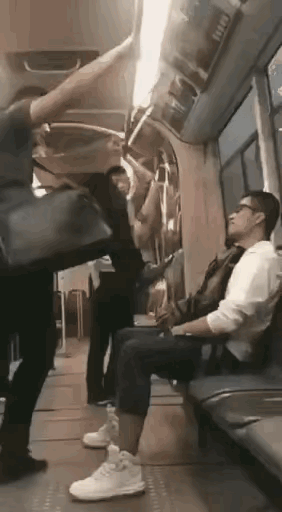 后发制人
看似国外地铁上一个外国男人欺负亚洲面孔男人，外国男人玩命踢坐在座位上的