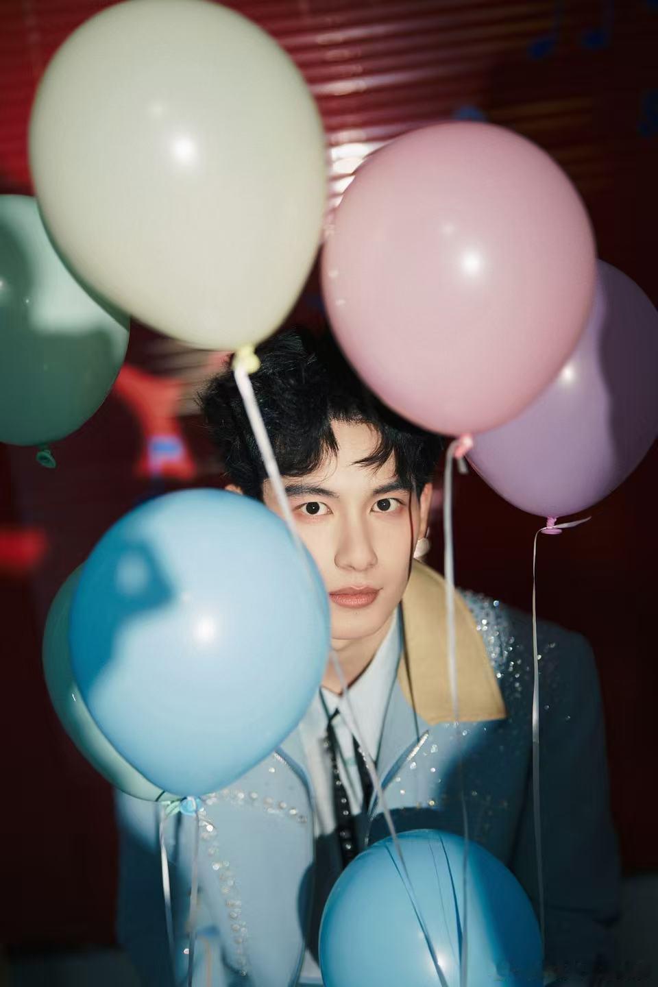 胡先煦星光冰蓝造型胡先煦冰蓝闪钻套装 胡先煦这身冰蓝闪钻套装真的太闪了，铆钉装饰