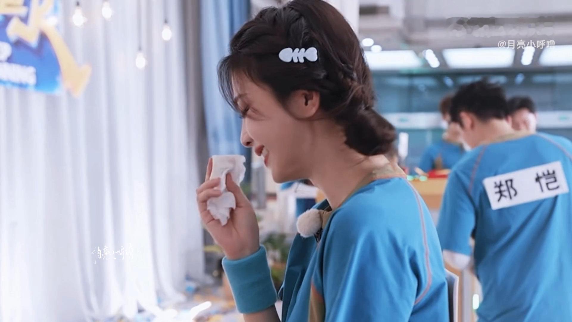 白鹿看着纸片上的留言在想什么白鹿眼泪是小珍珠白鹿望着纸片留言久久出神，眼底藏着感
