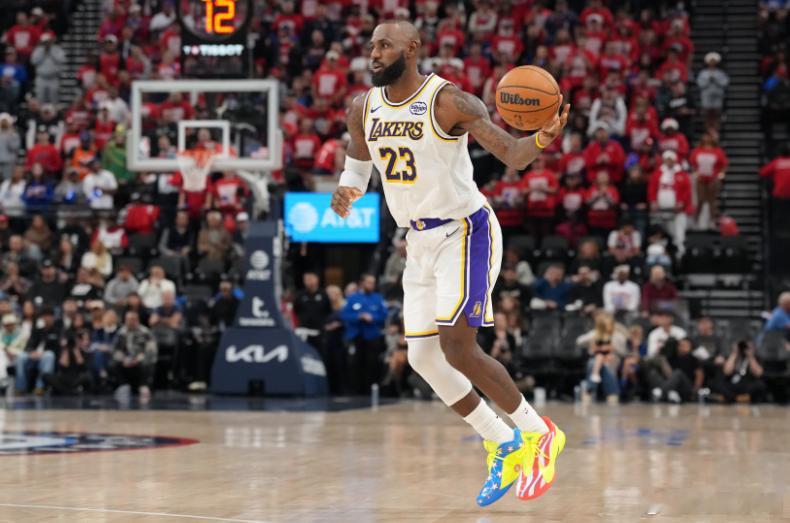 NBA常规赛，湖人108-132不敌太阳。赛后湖人名宿沃西在节目中点评道：“场上