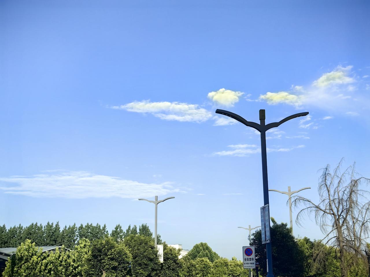 蓝天白云，简直就是大自然最治愈的画卷！每次看到那澄澈的蓝天，像被水洗过一样，再配