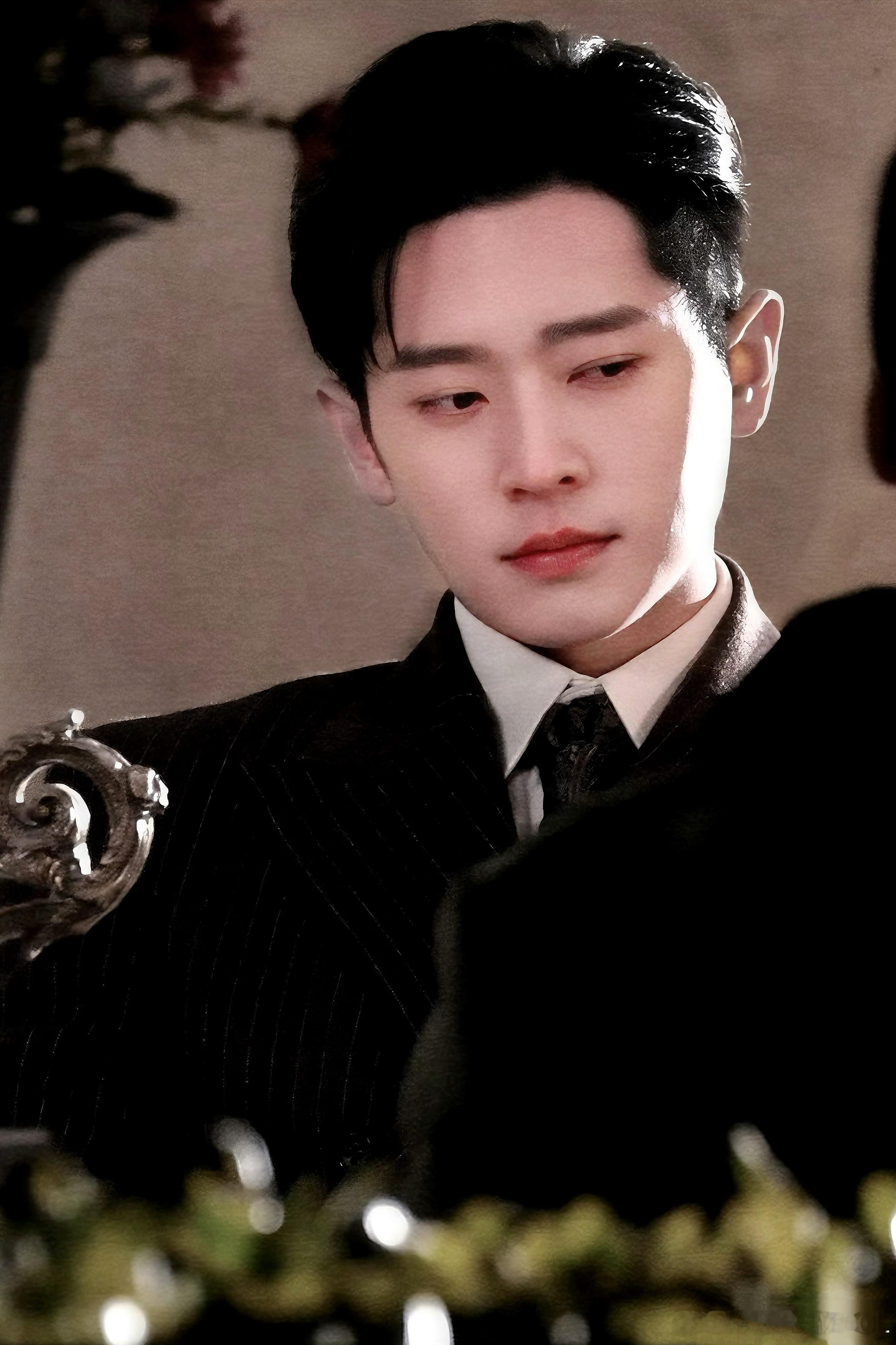丞磊骑机车上班此男好帅，好自由的样子，多多期待演员丞磊的作品吧