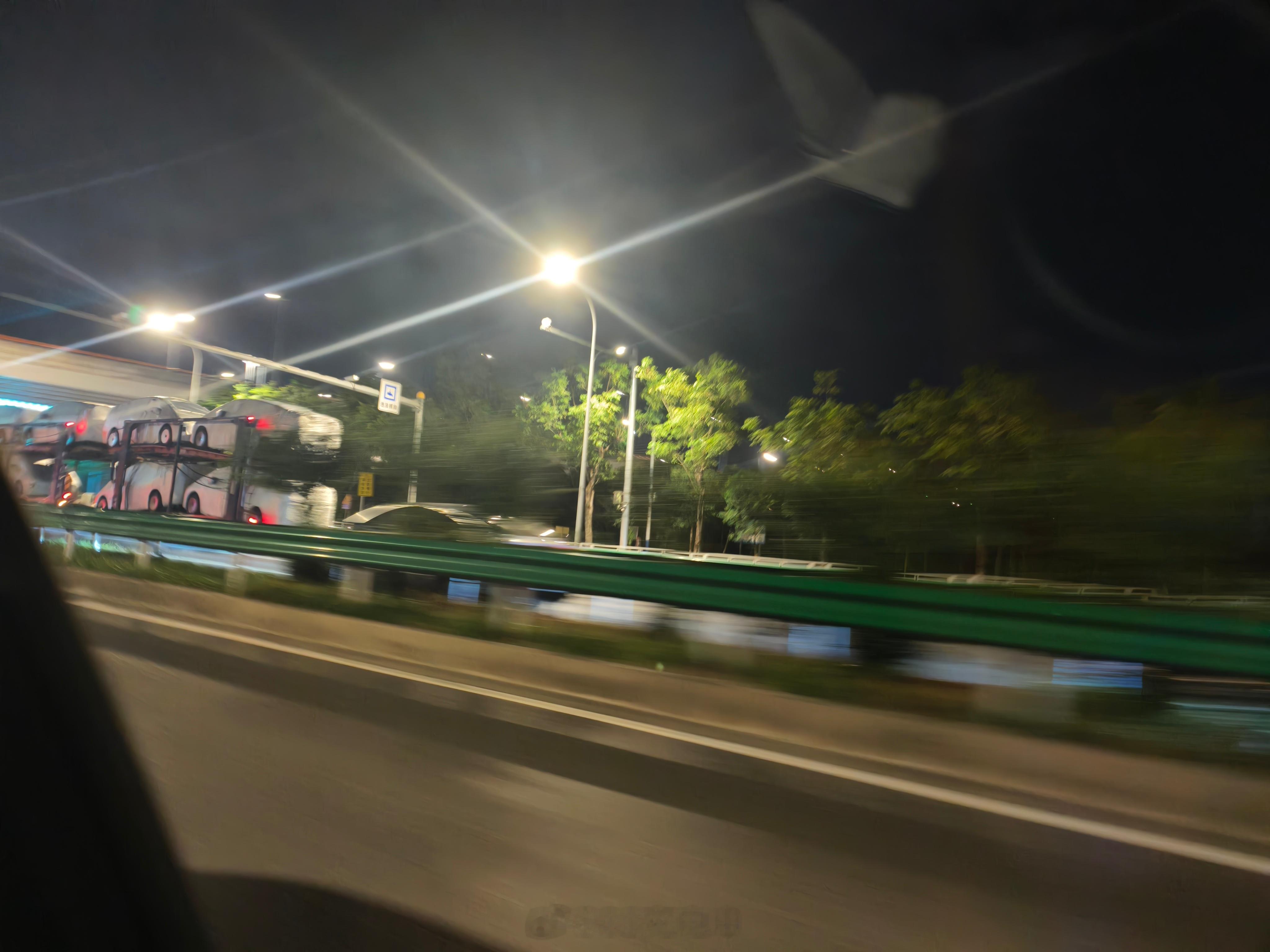看来理想新 MEGA 马上就要上了，回家路上看到一车新 MEGA。 