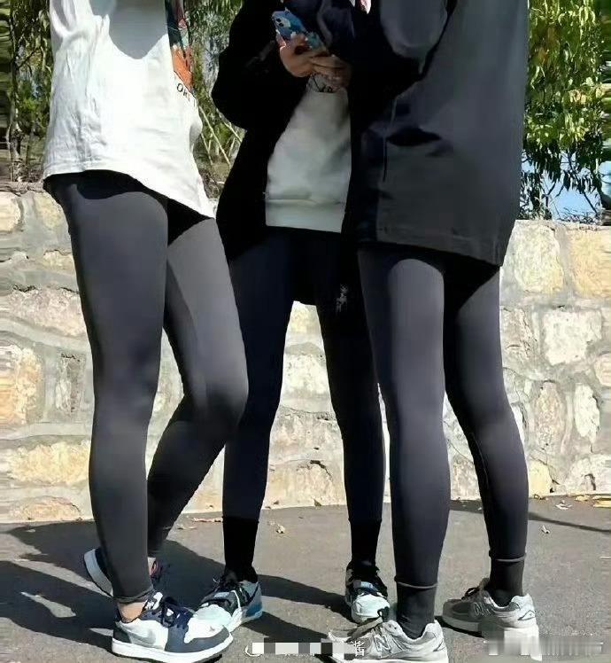 这款裤子简约百搭，出行穿着舒适自在，适配多种场合，日常出街也能轻松展现随性大方气