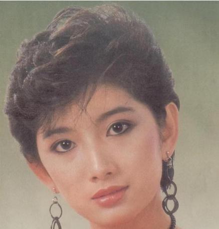 1975年，12岁的 刘玉璞 正在洗澡，醉醺醺地父亲发疯般地踹开门，冲进浴室里，