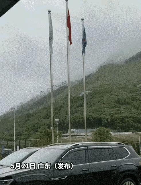 “科学都解释不清楚了”。广东，男子下雨天看到五星红旗被雨淋湿，心血来潮对着国旗唱