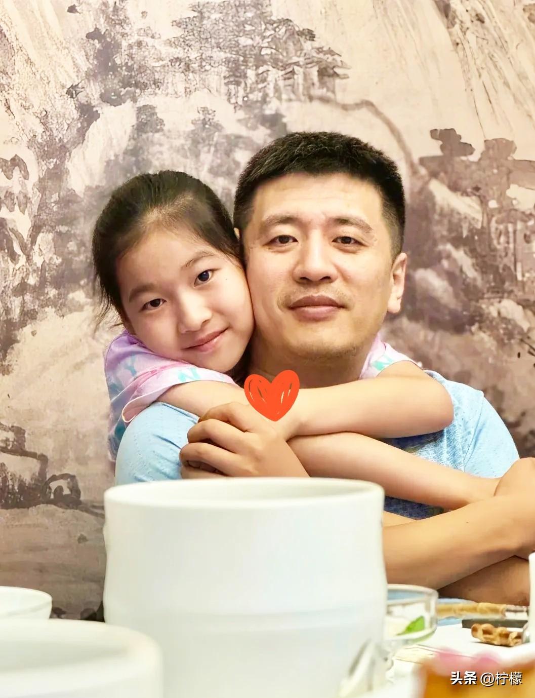 张雪峰给女儿铺的路，
不用中考。苏州公立小学毕业后，直接去国际学校，避开了五五分