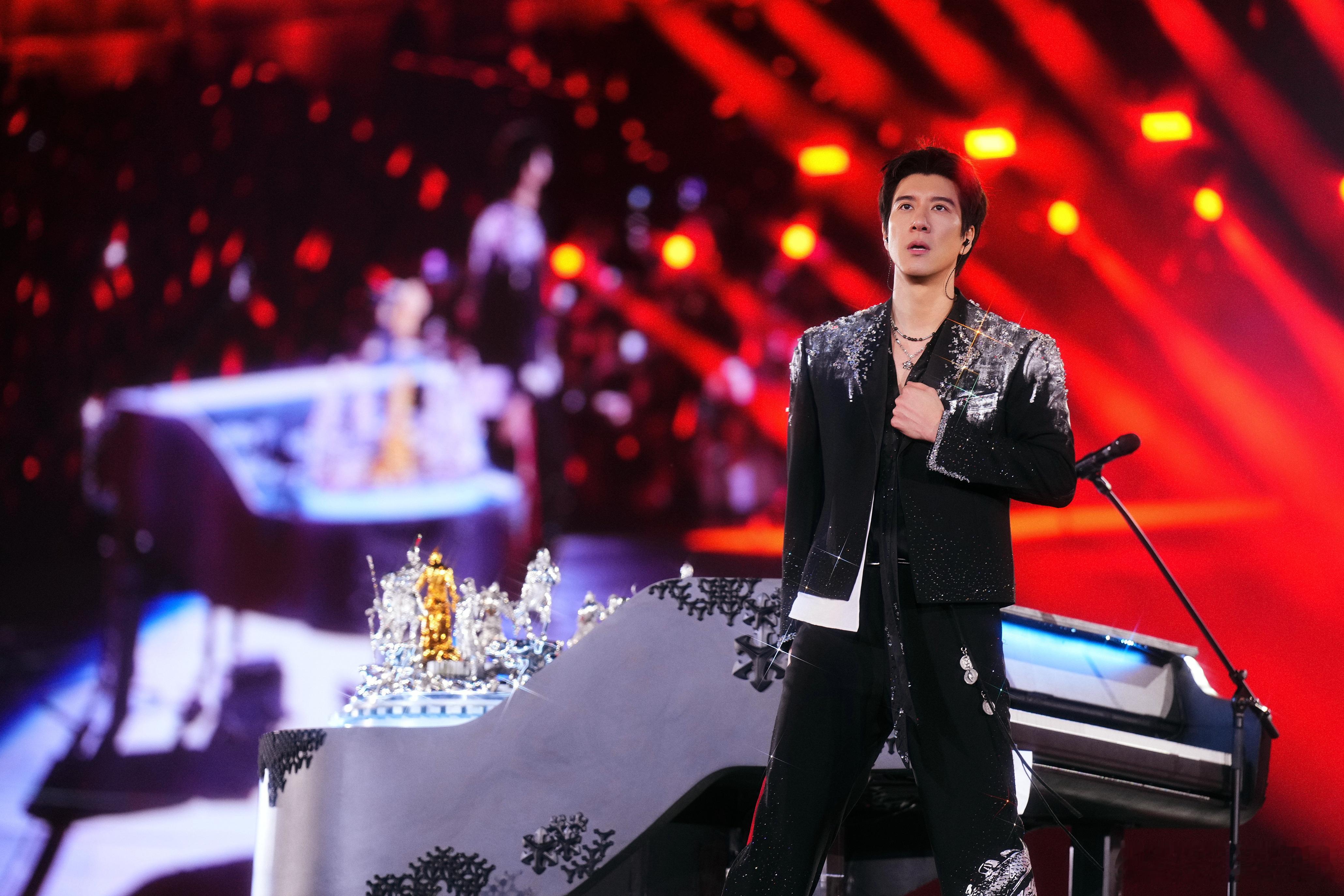 王力宏请94岁歌迷四代看演唱会 更打动人的是那份不设条件的善意，没有交换，也没有