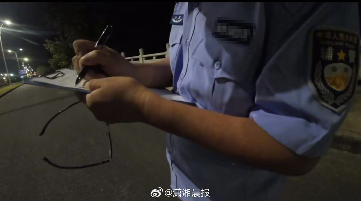 【#外卖员陪欲轻生小伙聊了一小时#】#外卖员称万一他跳桥我会内疚一辈子#近日，江
