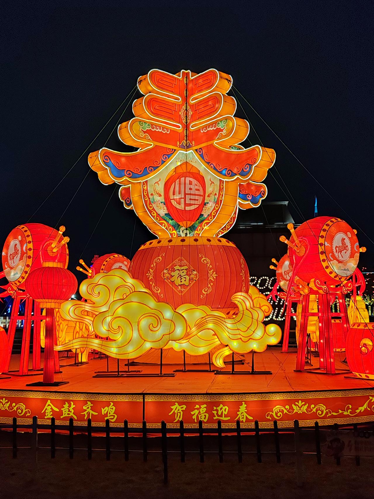 让我们共同感恩生活在这个伟大的时代。让我们为祖国的繁荣富强而自豪。愿人民的生活日