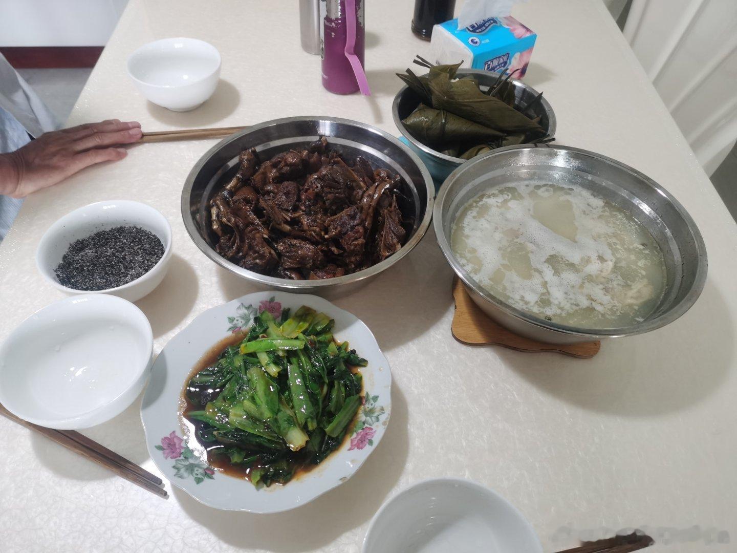 端午节回家过节，我娘烧了个超辣啤酒鸭本来昨天都说在减肥，让我娘别弄太多菜我不打包