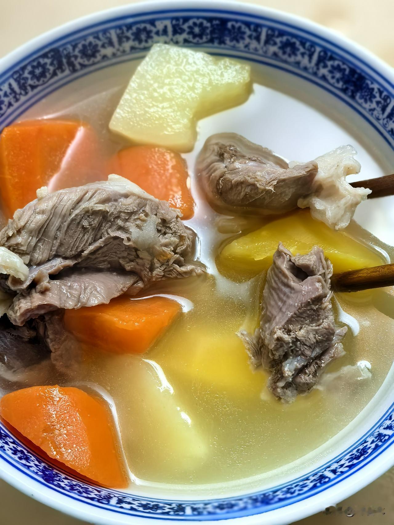 吃货有理，晒吃无罪。今儿个要晒的便是自制缸子肉。缸子肉，乃是用喝水的搪瓷缸子煮就