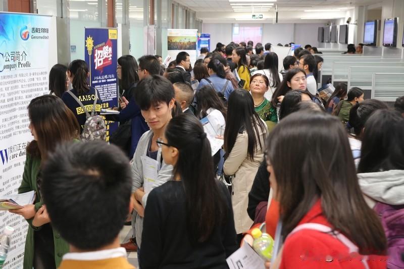 王传福在“百万英才汇南粤”招聘会上透露，他直管的总经理半数来自应届大学生。自19