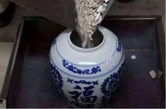一位火葬场工作人员曾说：“人死后，一是要火化，二是火化后，不要领骨灰，让火葬厂处
