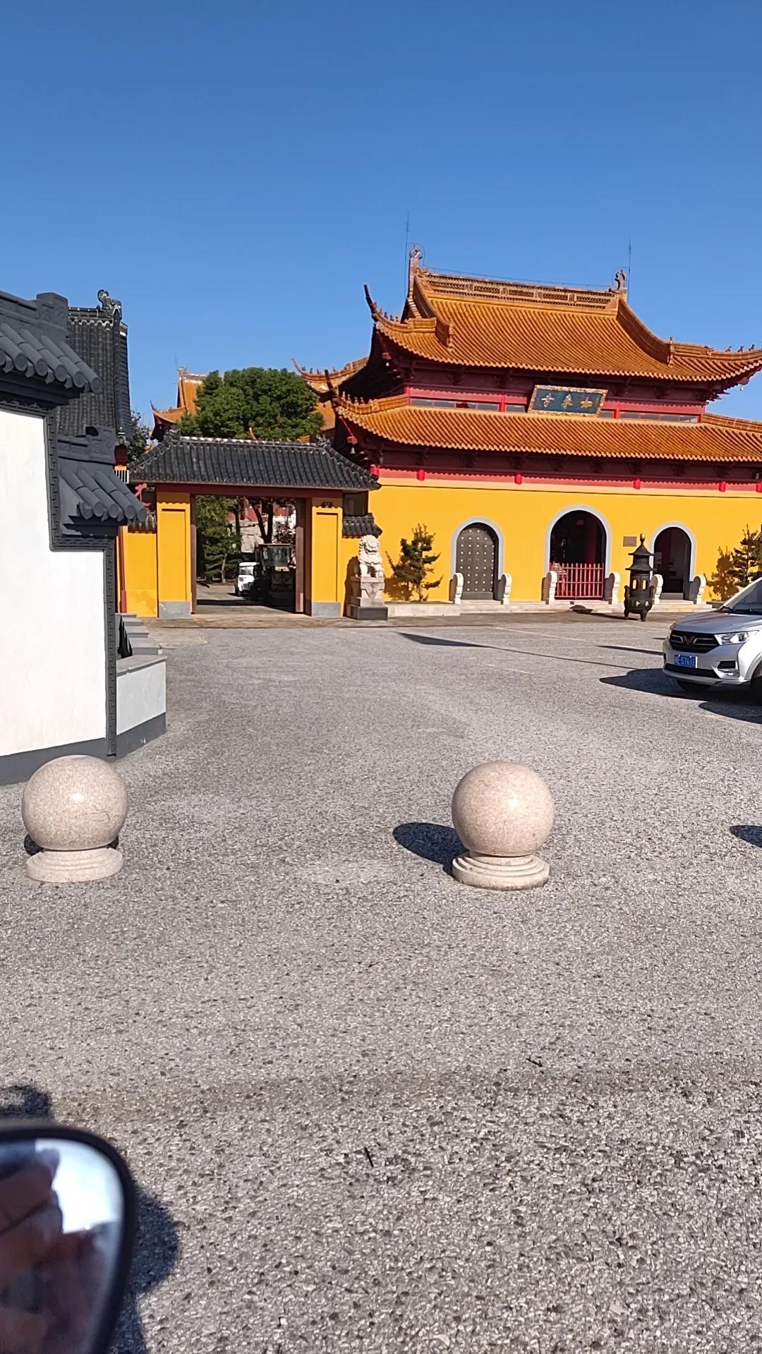 今日之行，偶遇古刹

今天，阳光正好，微风不燥，我踏上了一条平日里鲜少涉足的小径