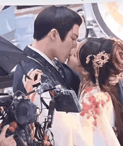 李一桐和刘宇宁这是真亲啊，刘宇宁这辈子可真是没白活！ ​​​