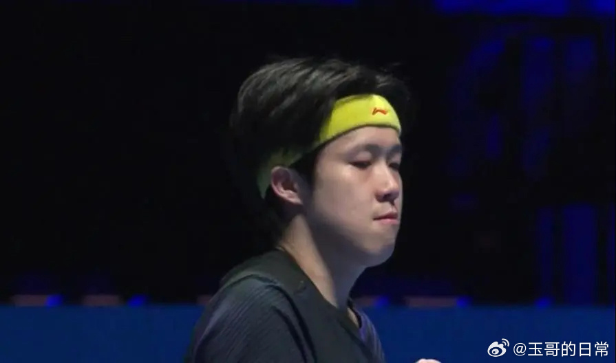 王楚钦淘汰卫冕冠军国际乒联单打世界杯半决赛展开争夺。男单世界第一王楚钦出战，对手