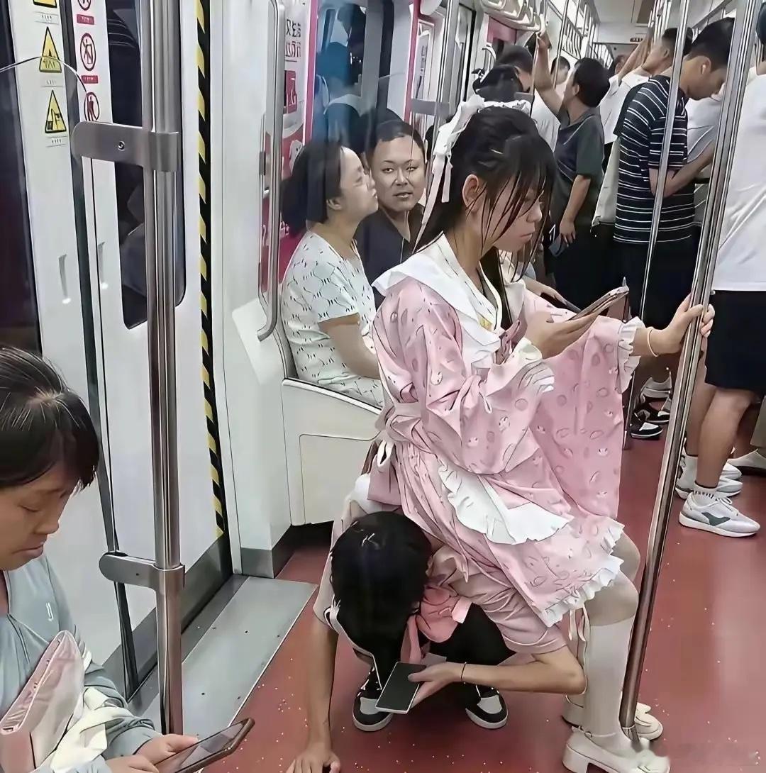 男孩受此大辱，这女孩不正常吧 