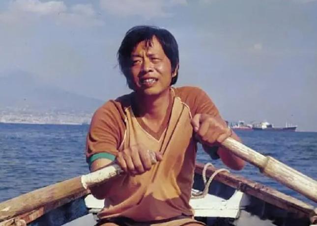1997年，王小波心脏病突发，猝死在家中，年仅45岁。第2天，遗体推进焚化炉时，