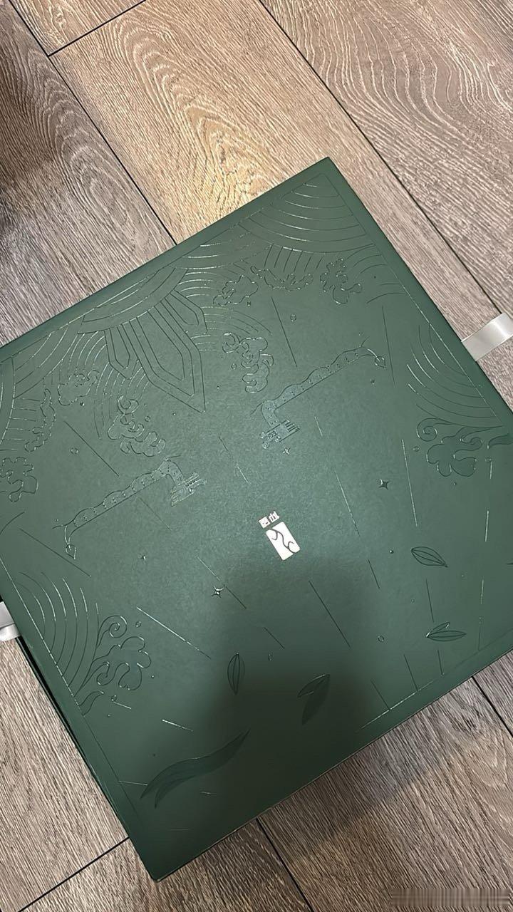 来啦！感谢大家一直以来的支持！答应大家的礼盒，铁粉以上有机会拥有哦～ 速来！[送