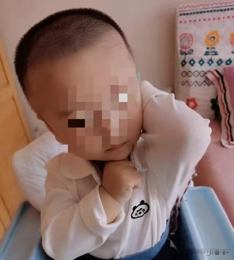 3岁的欢欢因发育迟缓被亲生父亲杀害
夏女士和丈夫同龄，两人相识相爱，却在生活中面