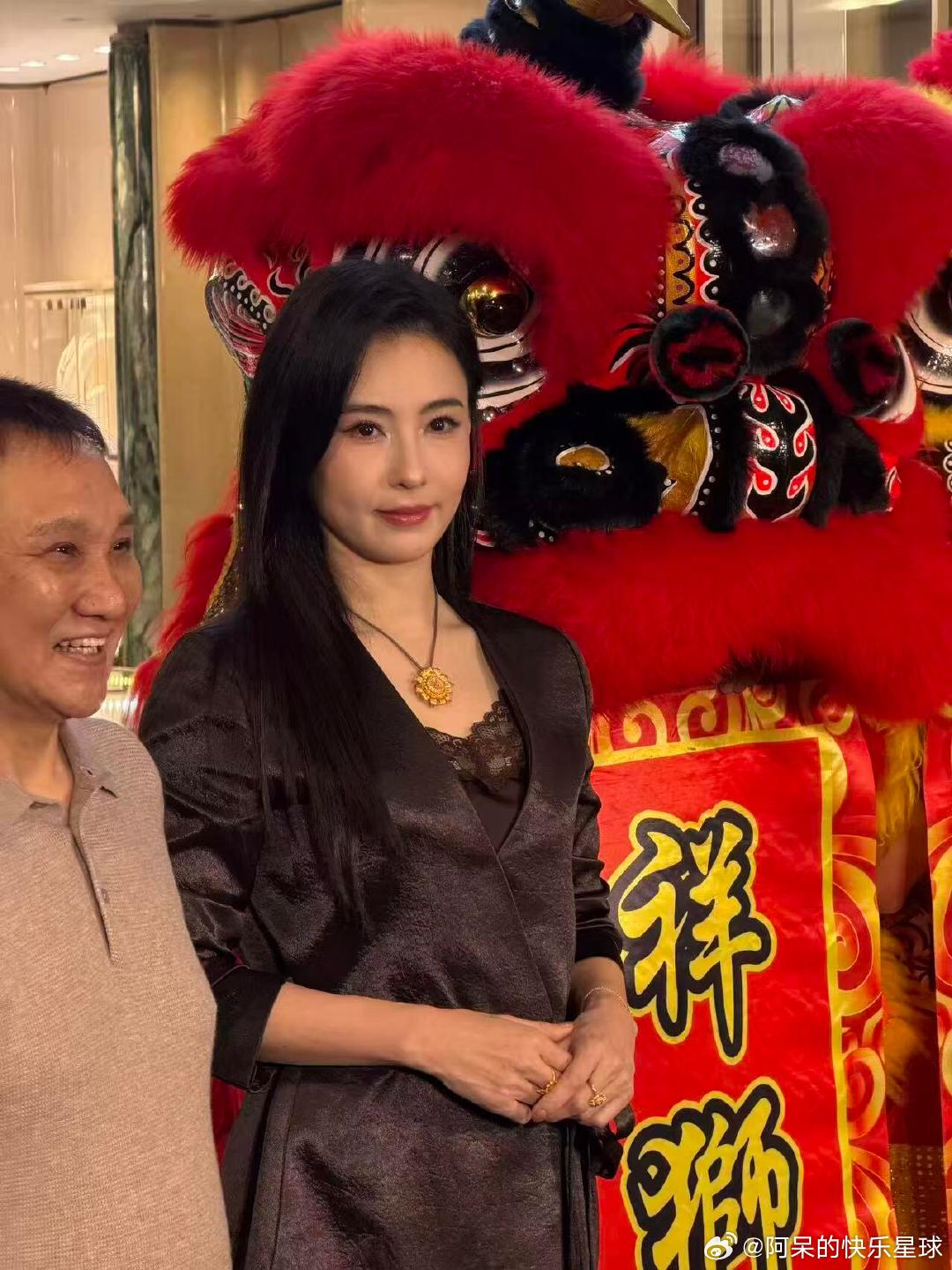 张柏芝46岁骨相 在北京线下活动见到张柏芝真人，黑缎面西装勾勒温婉身段，四十六岁
