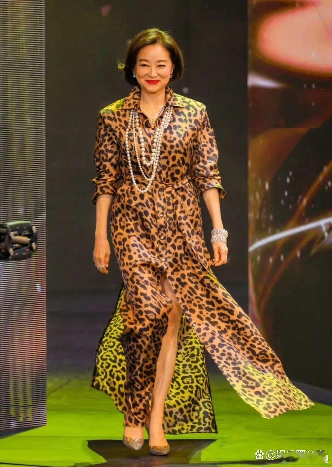 72岁林青霞现身澳门气场全开，一袭豹纹裙霸气又优雅，状态与气质在同龄人中格外亮眼