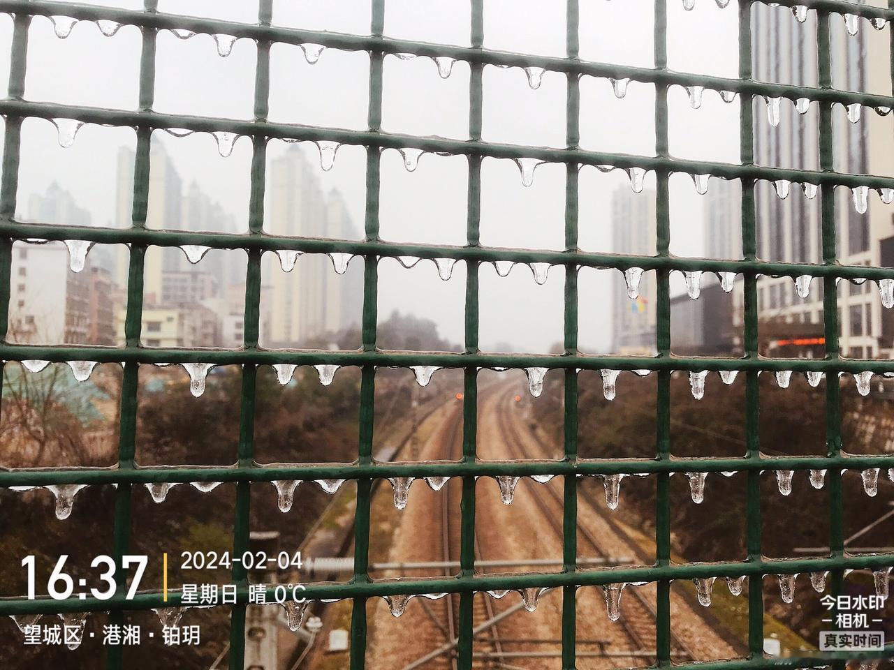 现在的长沙冷的想哭，刺骨的冷终究还是来了。今天比下雨天冷多了。