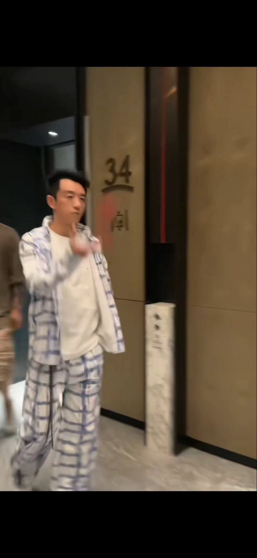 谁不想急头白脸的给郑恺打工郑恺送工作人员黄金 黄金说送就送，助理结婚送车、请客从