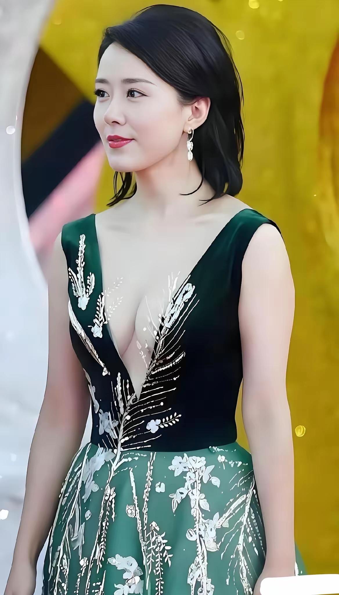 她的身材很苗条，就算是杨幂、景甜来了都是甘拜下风的存在
她曾经凭借一部电视剧而红