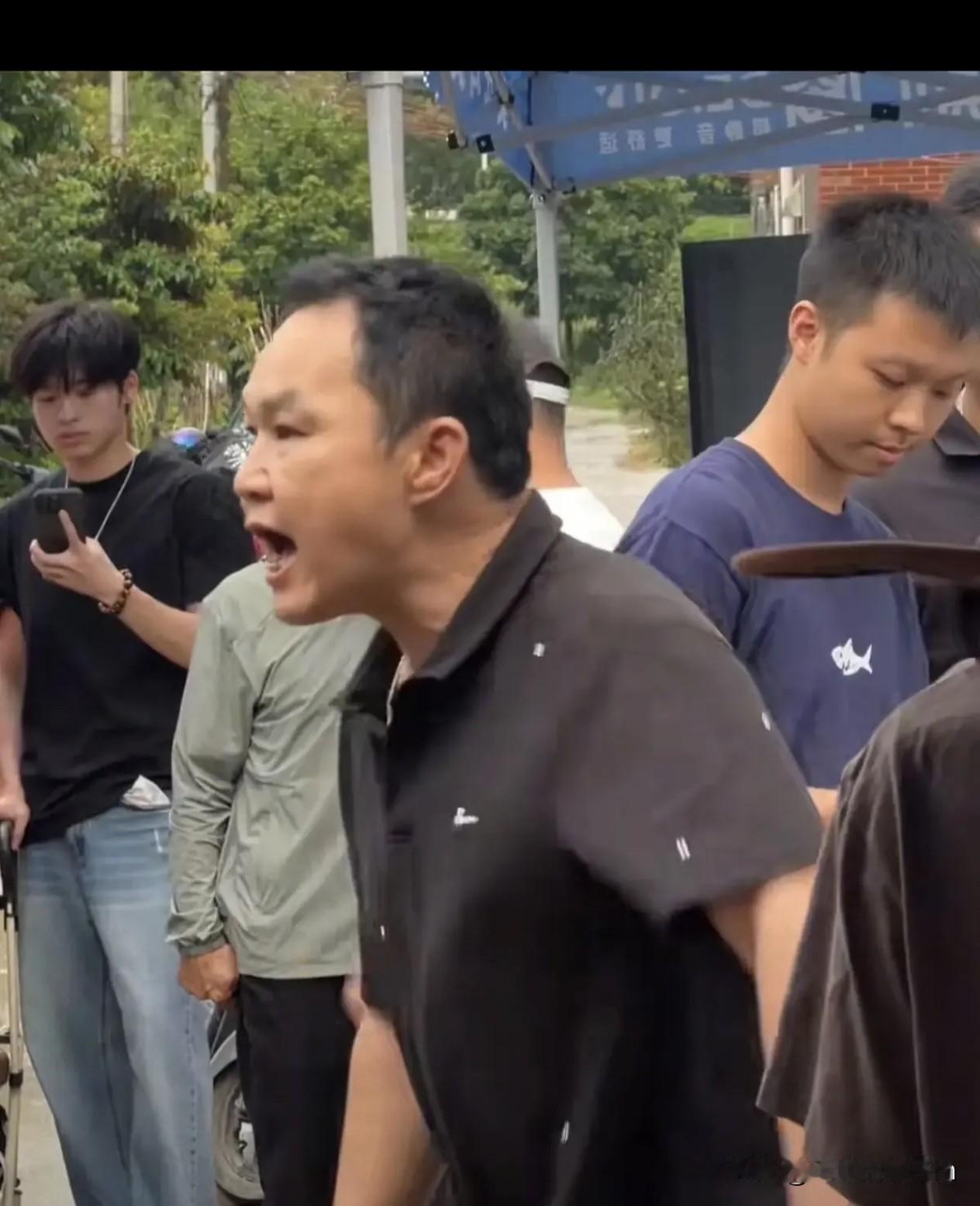 老莫鸡煲”火了，带着人流和车流，邻居大叔站出来骂排队的顾客了，“老莫鸡煲”火了