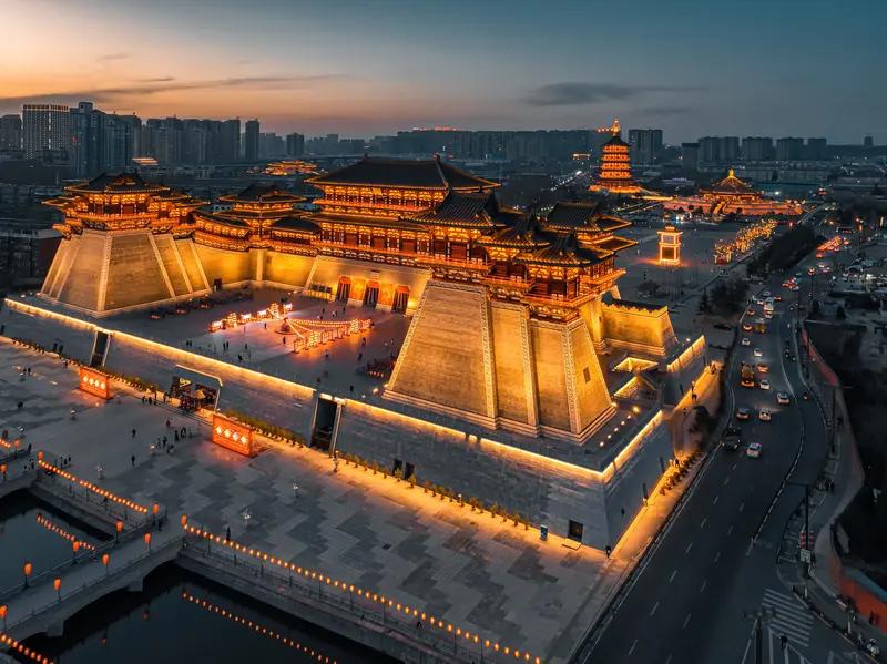 一座城见证了周秦汉唐的王者之气，另一座城沉淀了十三朝更迭的文明密码，这场较量没有