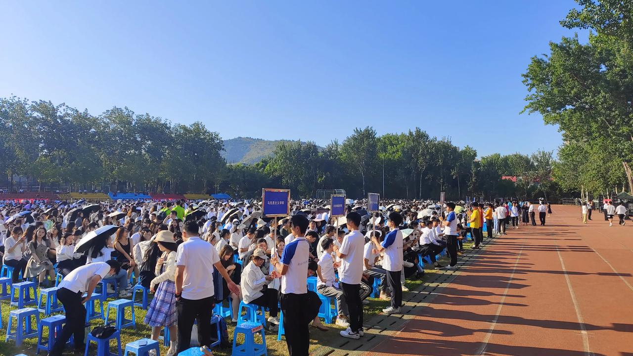 济南大学毕业典礼，没想到大清早七点的太阳这么毒，火辣辣的，太热了！