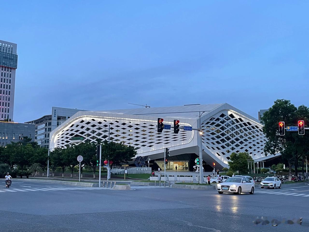 南沙像一个独立的市，金洲蕉门有市区的感觉，南沙湾、万顷沙、庆盛、明珠湾、像庆南沙