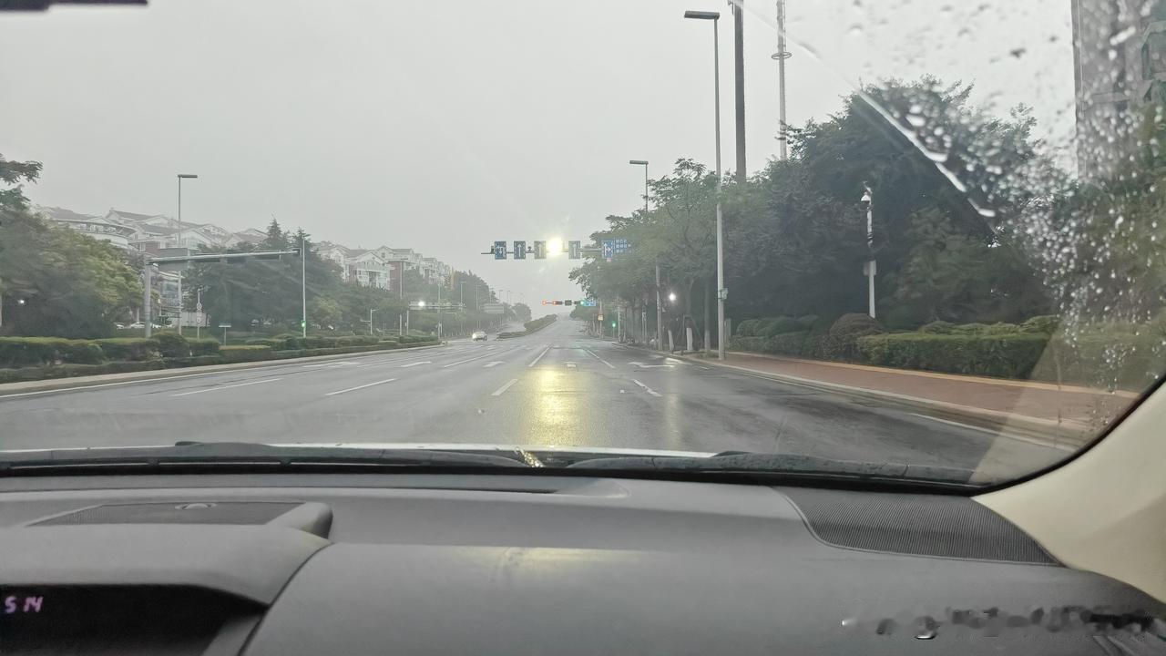今早五点，我们从青岛海游路准时出发，由儿子驾车送我们前往胶东国际机场。大清早的城