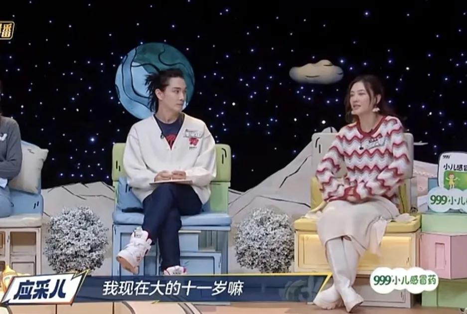 应采儿透露：“我现在大的十一岁嘛，这阵子会比较听他的意见去做决定，就类似于吃饭那