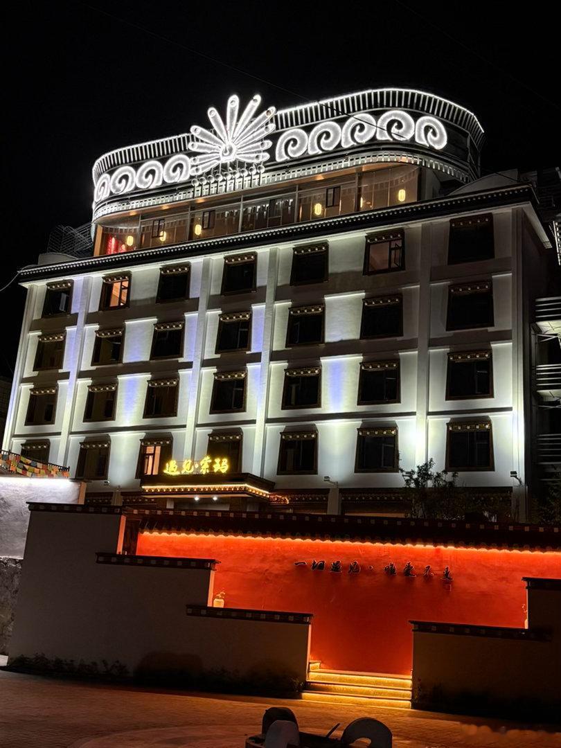 神游中国 今晚，这儿是盛夏酷暑七月里的春天。“乌蒙山连接山外山，月光洒下响水滩”
