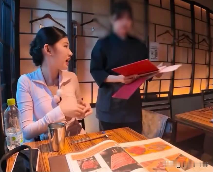 阴阳菜单｜一对韩国网红情侣探店日本餐厅的视频在网络掀起巨大争议
 
视频记录二人