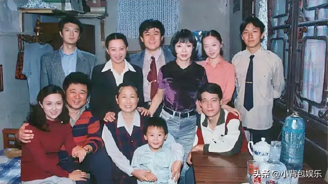一张影视剧演员的集体大合照，左下角的是朱媛媛，手搭在她肩膀上的男演员是谁？好像在