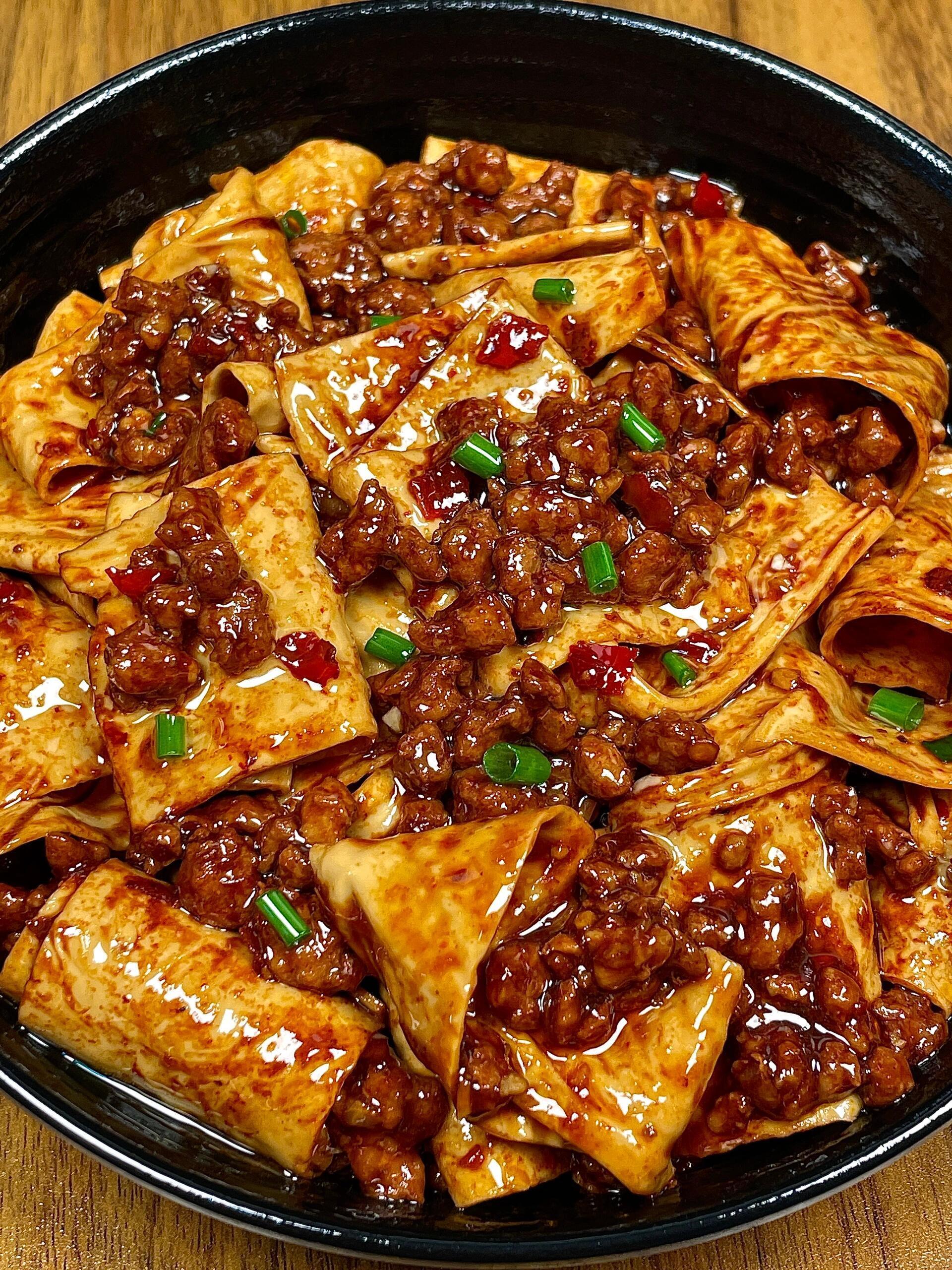 这道豆皮肉末料理简直是美味至极！肉末被煎得外焦里嫩，香气四溢，搭配上浓郁醇厚的酱