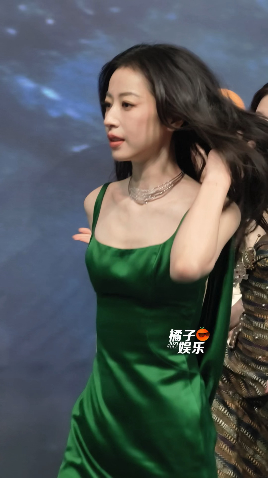 周雨彤撩头发这一下！！！所有人，感受。周雨彤撩头发这一下我拍的星现场