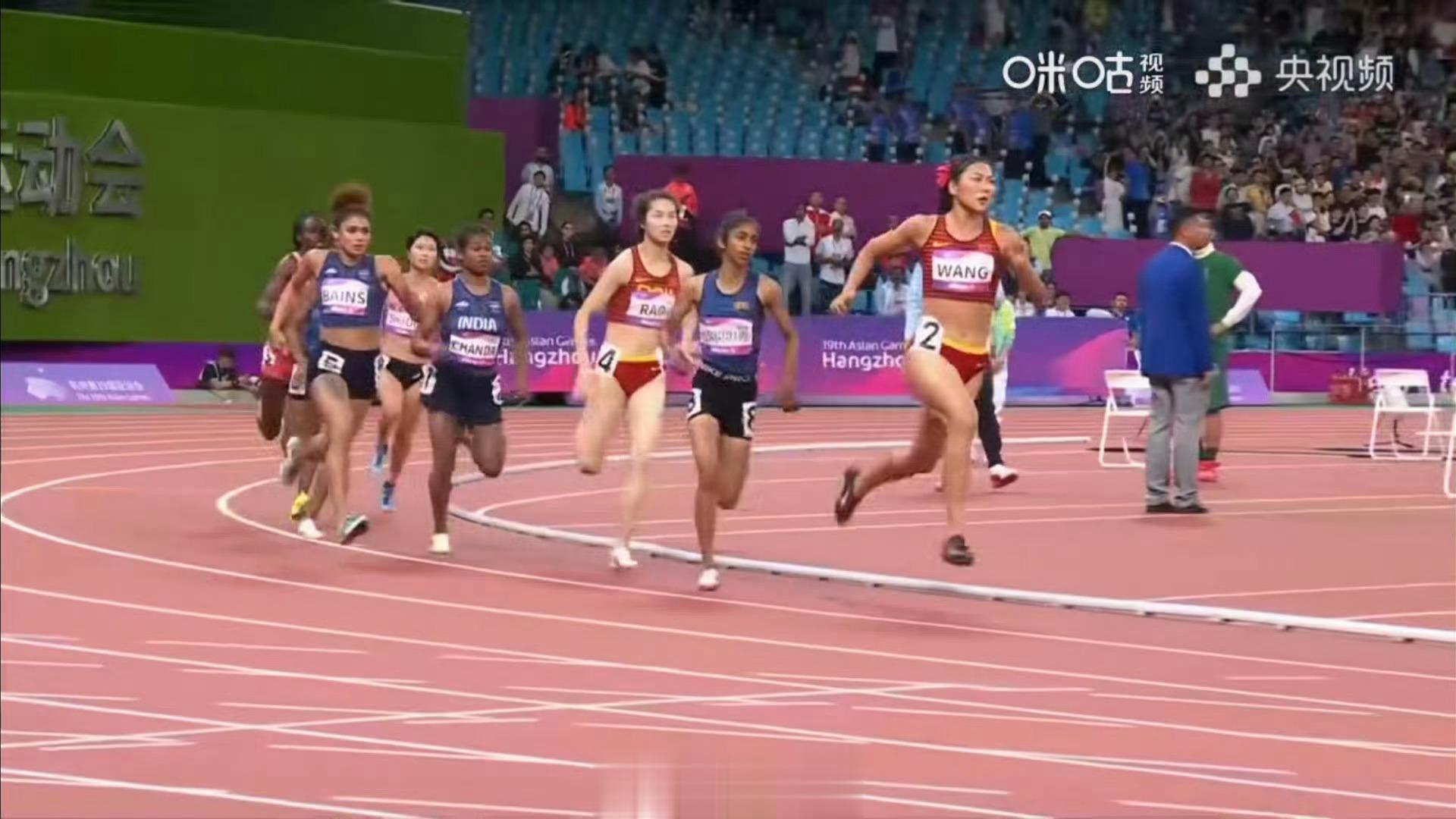 【#王春雨女子800米铜牌# 】10月4日晚，杭州亚运会田径女子800米决赛举行