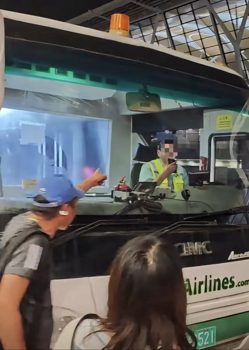 #春秋航空就摆渡车不开空调致歉#【春秋航空摆渡车被指不开空调致乘客不适！航司致歉