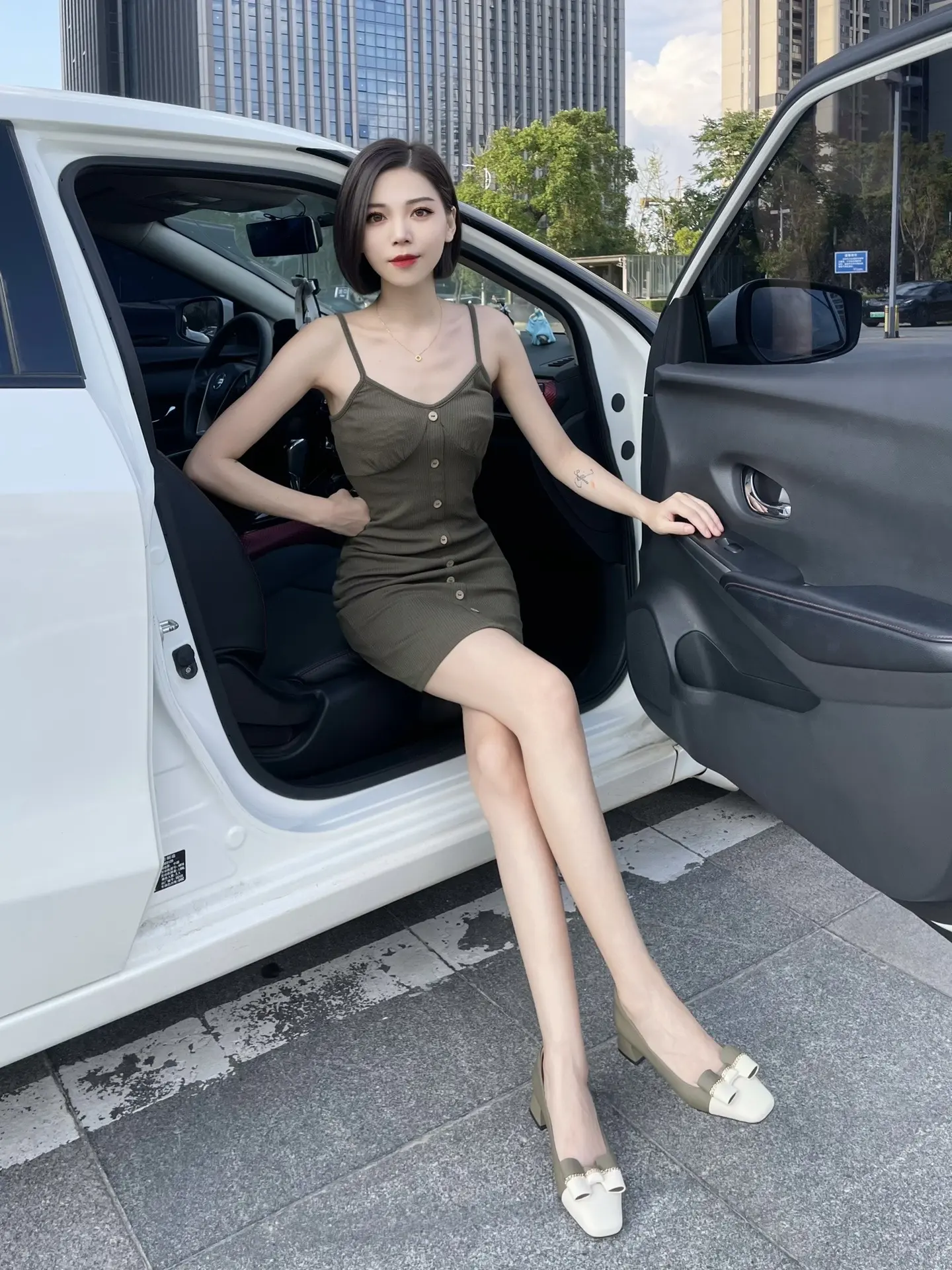 吊带裙➕高跟鞋的组合真是百穿不腻～真心建议所有女生们穿穿看吊带裙搭配高...
