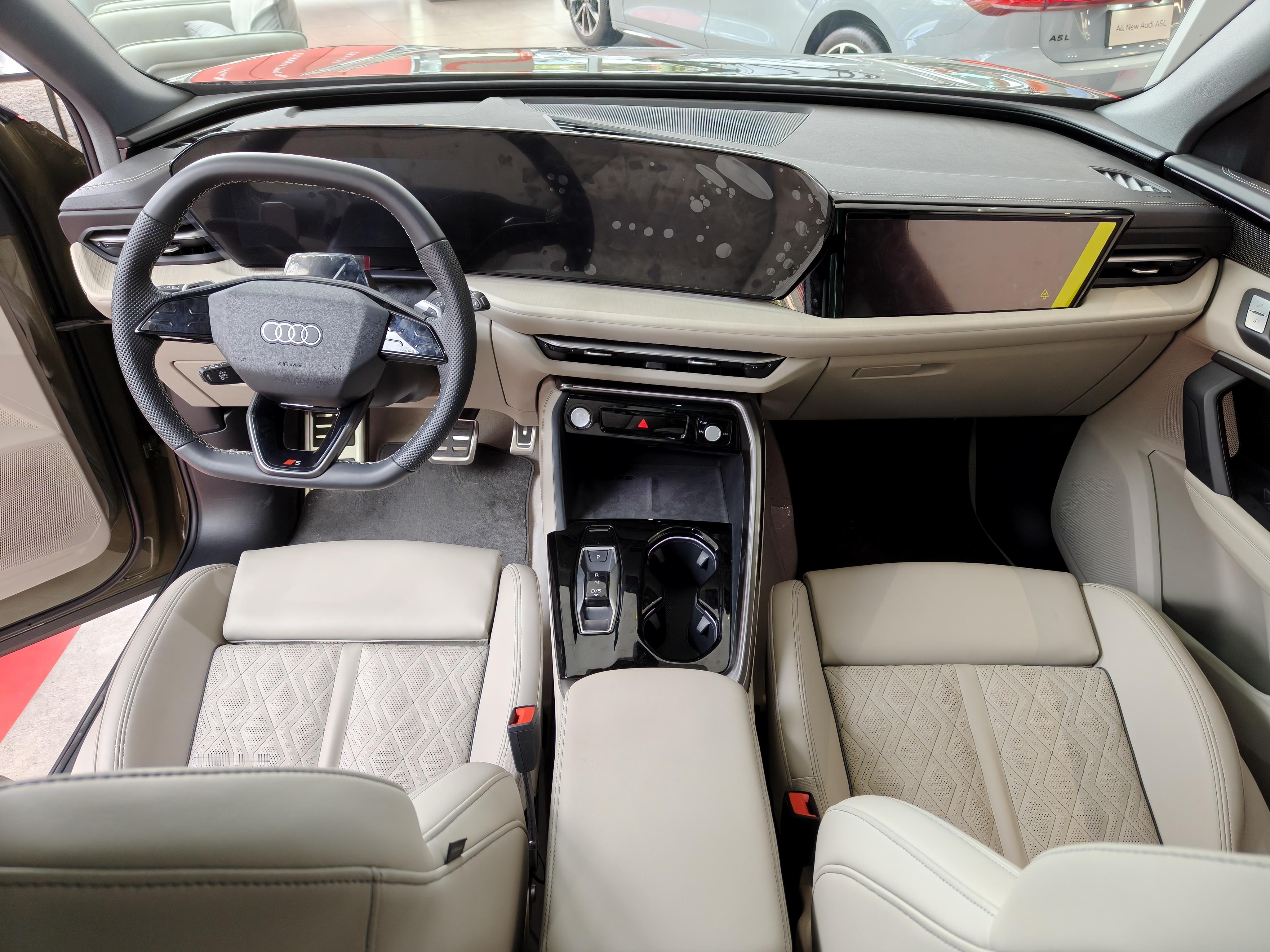 今天忙完路过看了一下全新的Q5l。这个车头我觉得不太好看，比起以前比较简单大气的