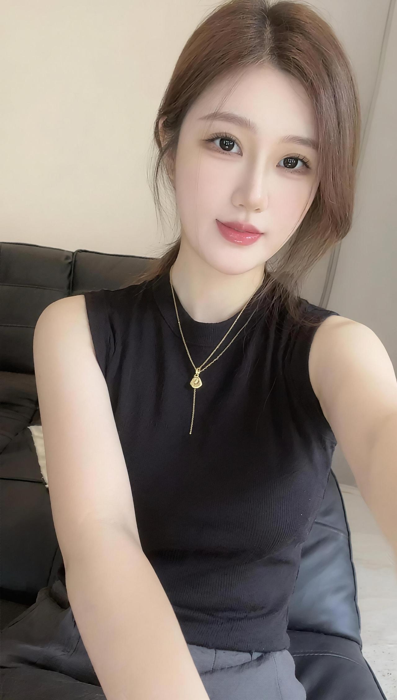 坦坦荡荡的爱钱，大大方方的物质，明明白白的现实，自此鲜花赠自己，纵马踏花向自由